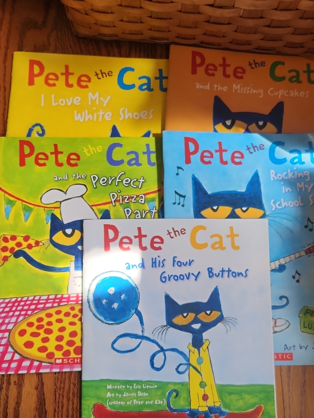 Scholastic Pete the Cat Sey Of 5 Books - Picture 3 of 3